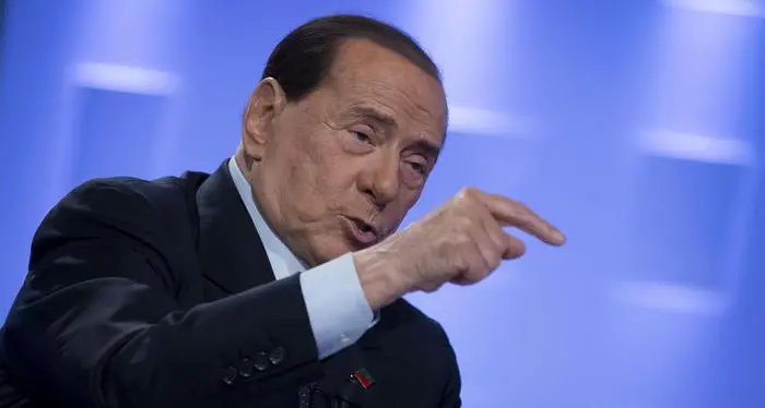Berlusconi positivo al Covid il leader azzurro in isolamento nella sua villa di Arcore