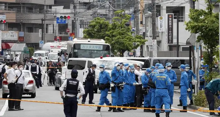 Tokyo, accoltella bimbe alla fermata del bus: 2 morti