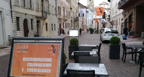 Blitz al Festival dell'Economia In città i manifesti \"fake\"