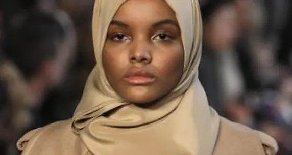 Halima Aden fa la storia, prima modella in burkini sulla cover di Sports Illustrated
