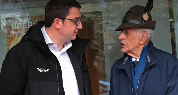 All'alpino reduce centenario la tessera per il bus gratis