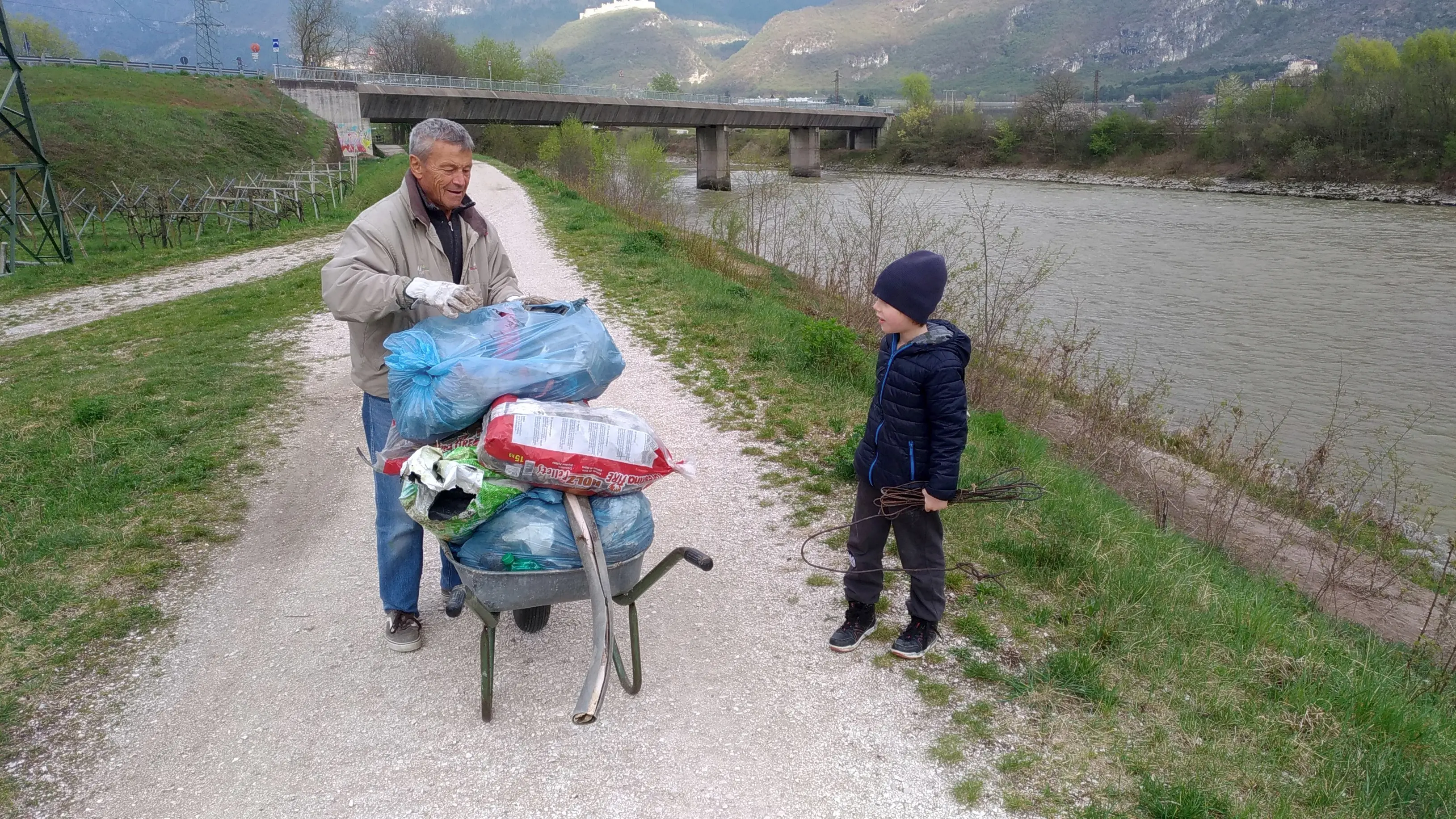 ROVERETO NOMI - Tomi ADIGE puliti grazie ai volontari: raccolti 60 kg di rifiuti