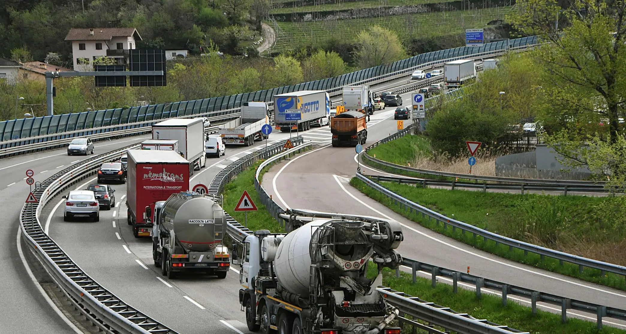 Galleria di Martignano chiusa poi un incidente sul viadotto: giornata da incubo oggi in Tangenziale