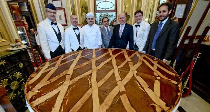 Una pastiera da record al Caffé Gambrinus di Napoli: 300 chili, da offrire ai clienti