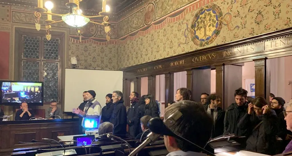 Blitz anarchico in Comune In 30 interrompono il consiglio