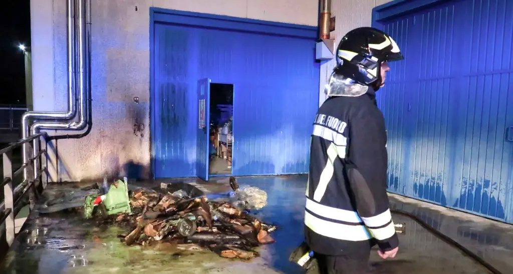 Cassonetto in fiamme al centro commerciale