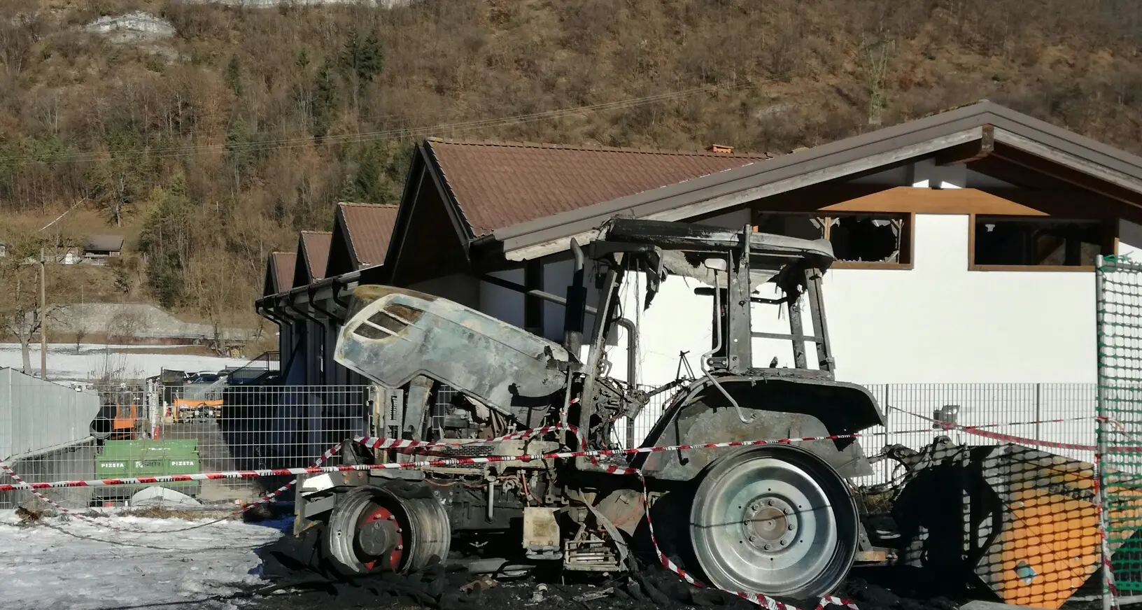 Incendio e vandalismi a Tiarno di Sotto