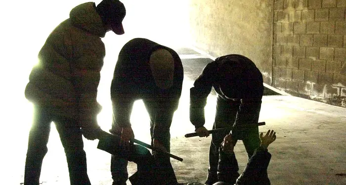 Tentano di uccidere coetaneo Tre arresti: 2 minorenni