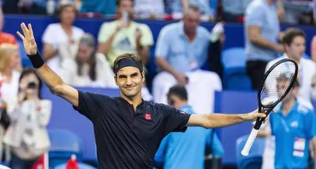 Federer in finale a Dubai contro Tsitsipas Per lo svizzero nuova chance di vincere il titolo numero 100