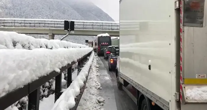 Caos A22 fra Vipiteno e il confine: «Colpa di chi non rispetta le regole»