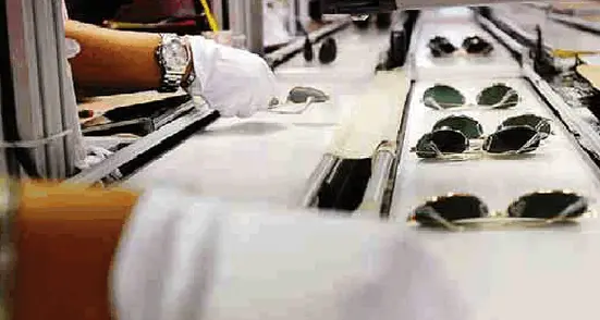 Luxottica: nuove telecamere contro furti e intrusioni Malcontento tra gli operai