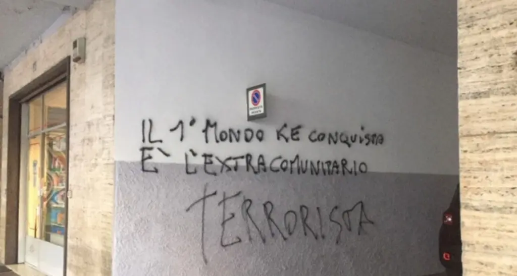 Corteo anarchico e imbrattamenti Il Comune al lavoro per pulire