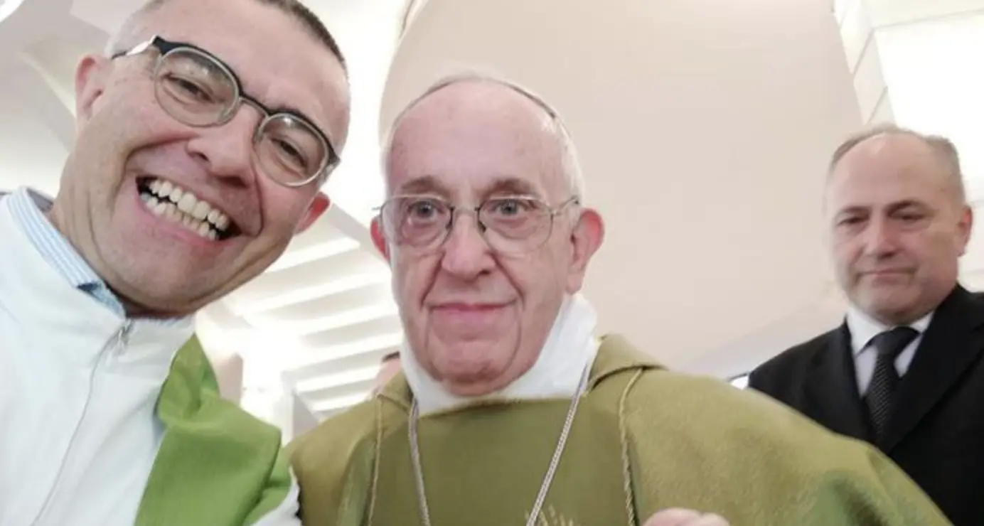 Il Papa mostra la spilla \"Apriamo i porti\"