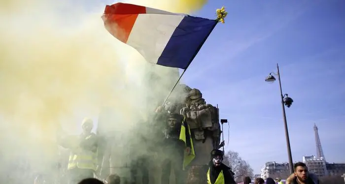Gilet gialli: scontri a Parigi Black bloc contro la polizia