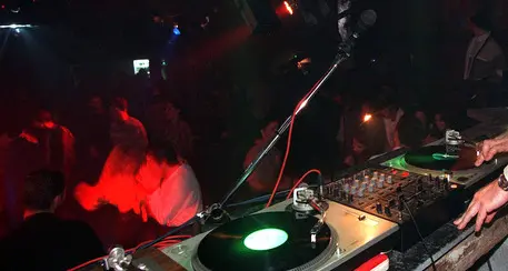 L'audio: «C'è dj da violentare» Lei: «Sono sconvolta, è folle»