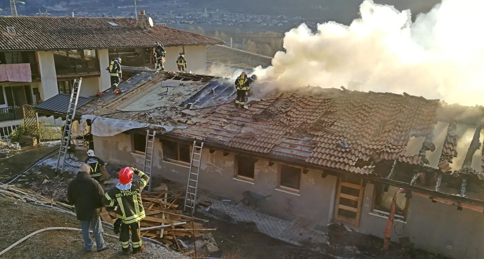 Nomi, a fuoco il tetto di un capannone