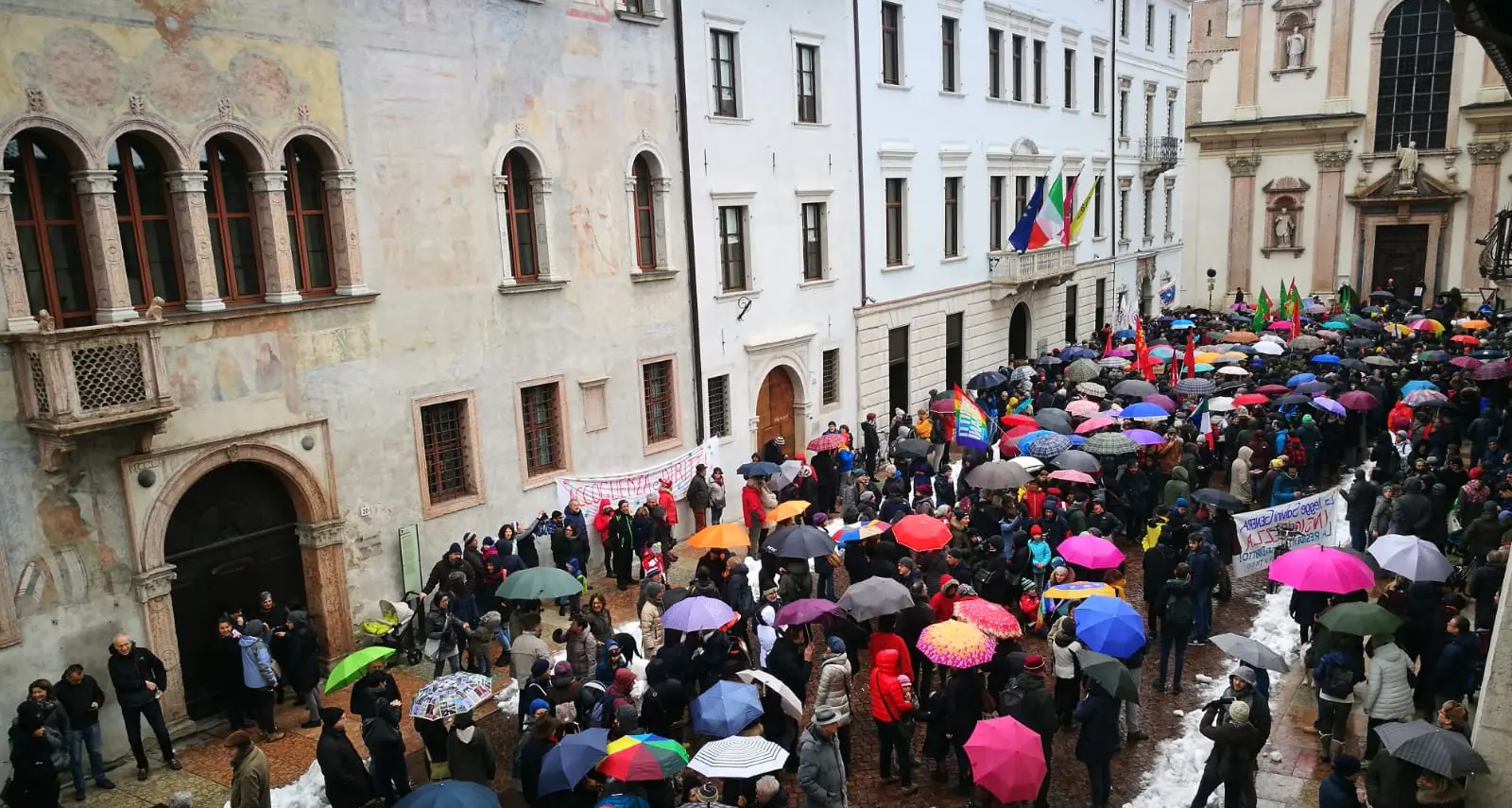 Manifestazione antirazzista a Trento, pienone in via Belenzani