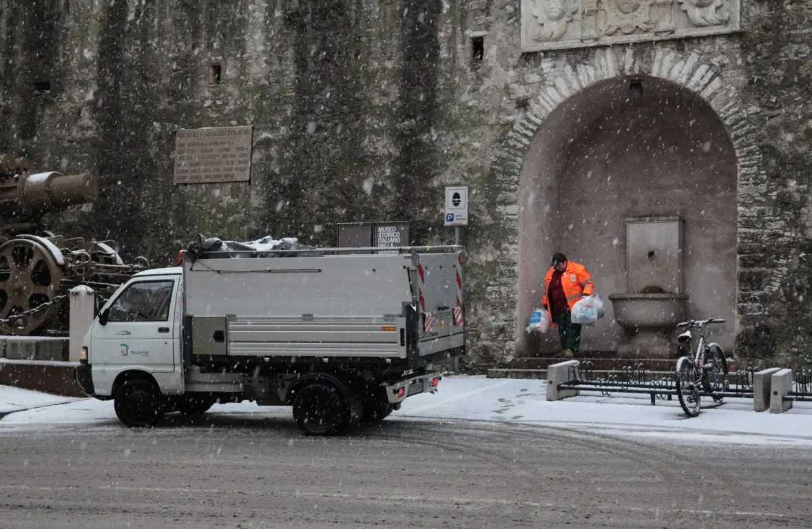 Rovereto borse rifiuti piazza podestà