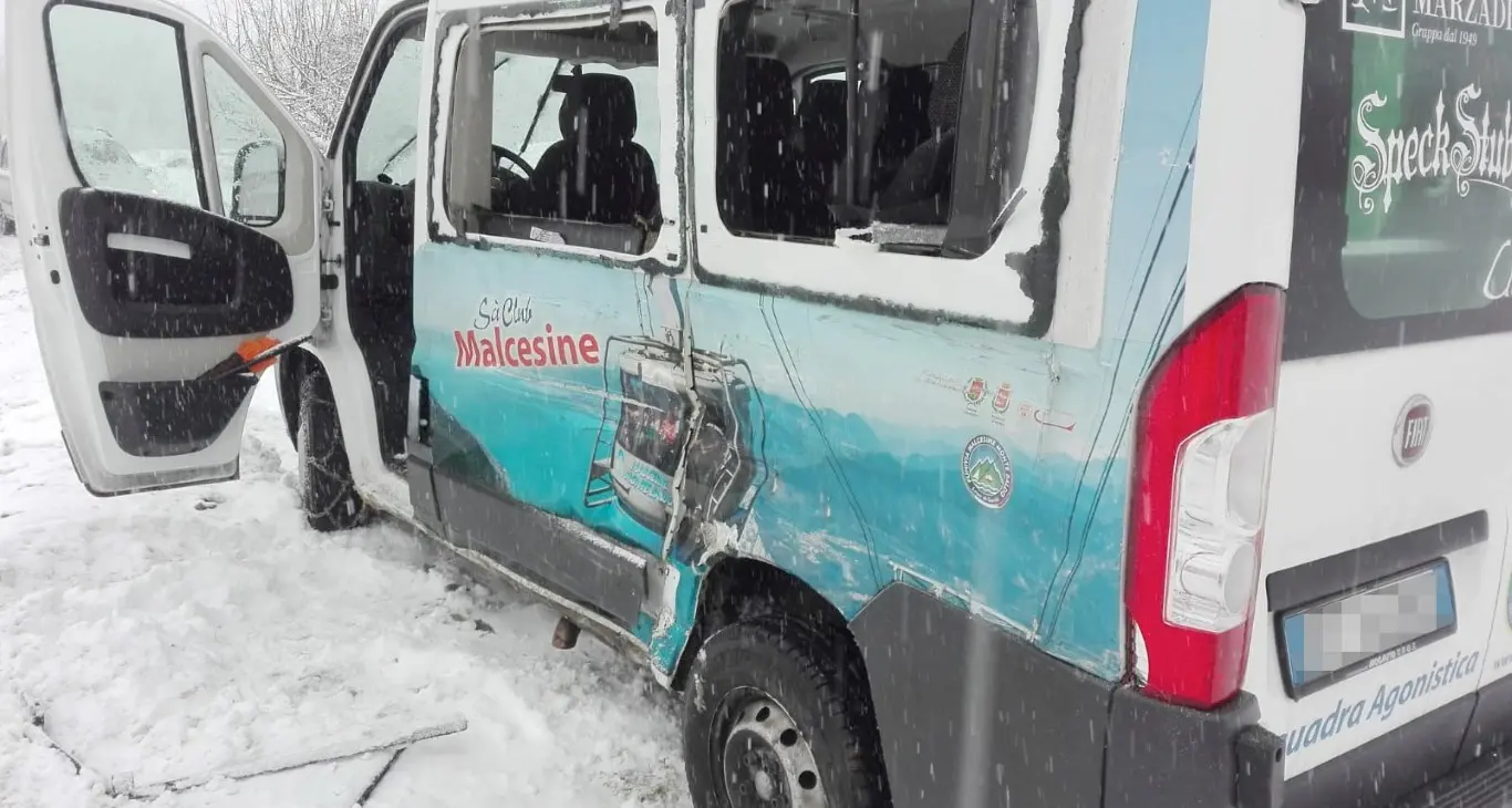 Scontro tra camion e furgone Illesi i bambini a bordo