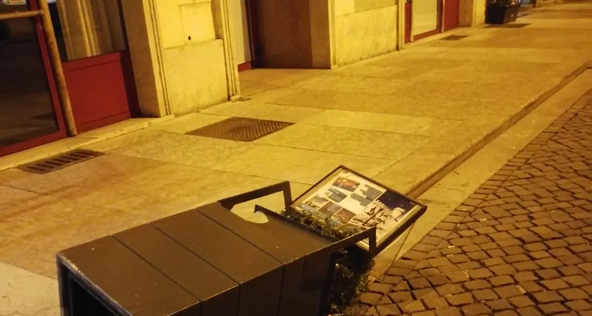 Vandalismi in centro storico: danni a fioriere e arredi dei locali