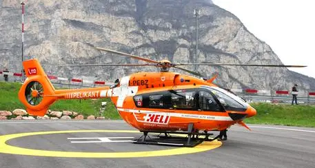 Si scontra con camion e muore a Lasa