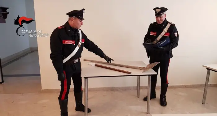 Rissa con spranghe e piccone alla riunione di condominio