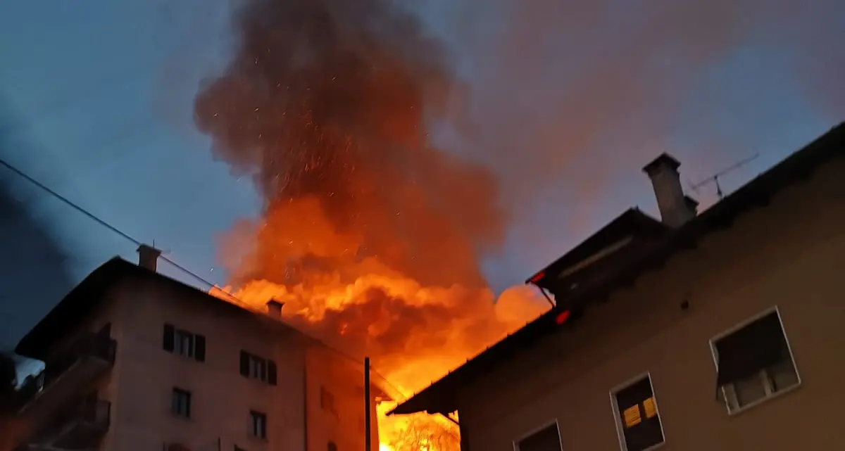 Furioso incendio a Tione, in fiamme una casa