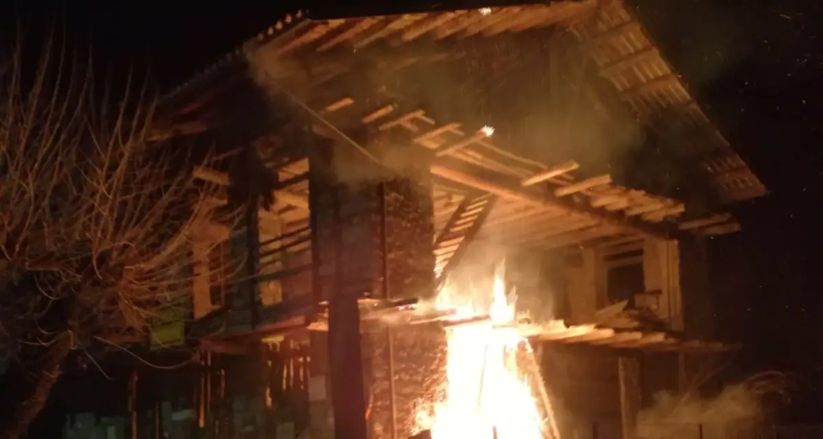 Incendio nella notte a Fiavé: in fiamme una legnaia