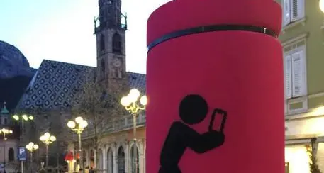 Bolzano: «airbag» sui pali per i distratti del telefonino