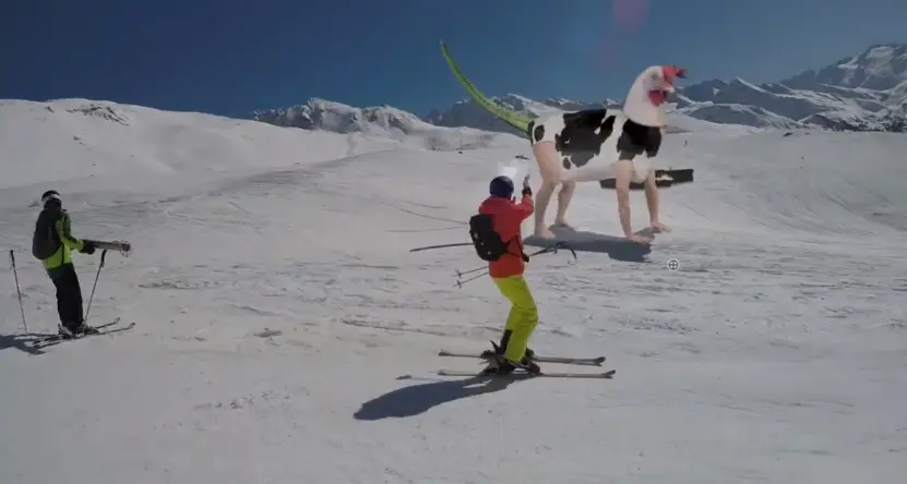 Pista da sci + Star Wars + Tirannosauri, il video da urlo