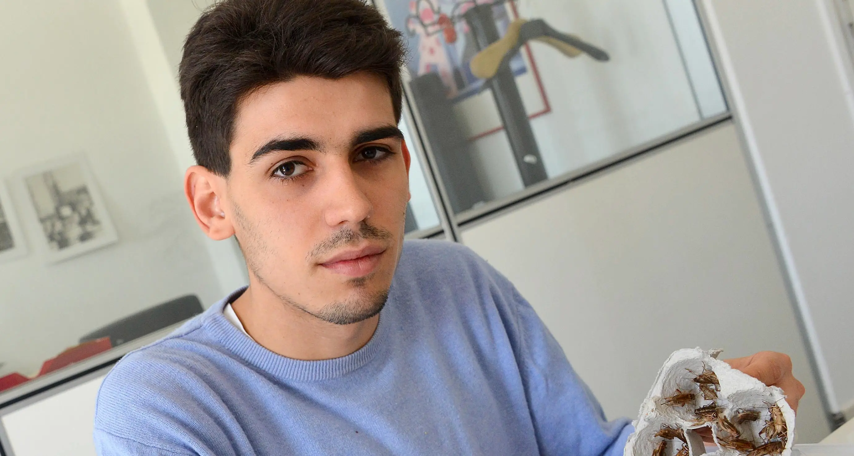 Davide: 19 anni, alleva grilli per farne un business e per la fame nel mondo