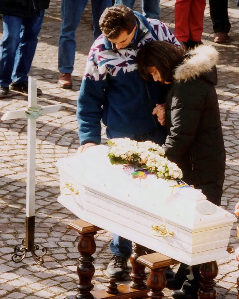 L'immagine d'archivio del 9 febbraio 2002 ritrae i genitori del bimbo, Annamaria Franzoni e Stefano Lorenzi, ai funerali di Samuele.ANSA/ gigi press