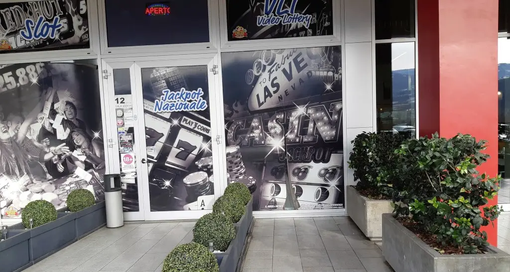 Rubano i cambiamonete alla sala slot del Nerocubo