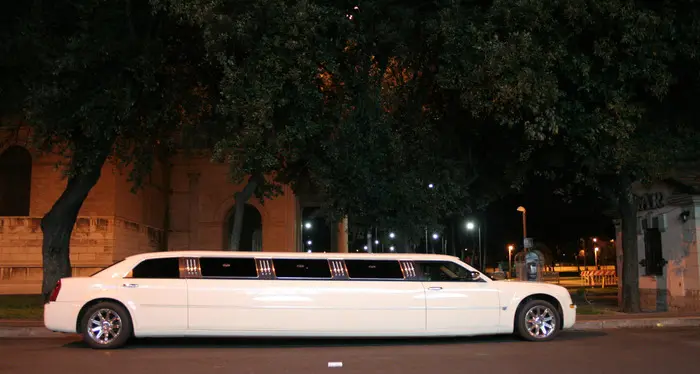 A 8 anni a scuola in limousine Bari, proteste dei genitori