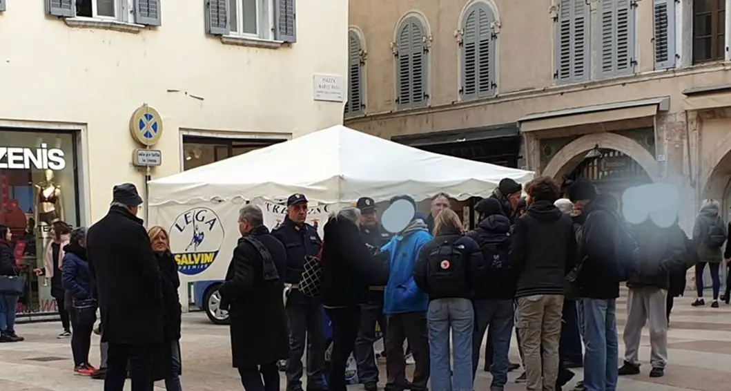 Contestato gazebo della Lega Interviene anche la polizia