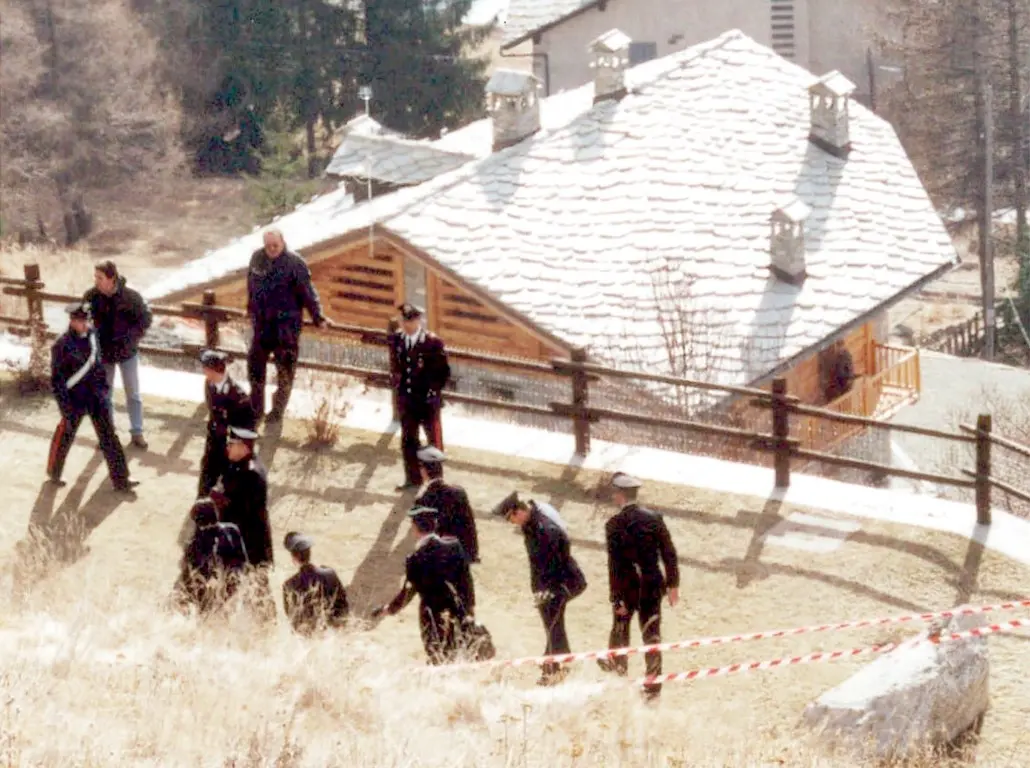 Nella foto d'archivio del 31 gennaio 2002, i carabinieri del Ris arrivano a Cogne per svolgere accertamenti di carattere scientifico sulla morte del piccolo Samuele, 3 anni. Il 21 maggio 2008 la Corte di Cassazione riconobbe definitivamente come colpevole del delitto la madre del piccolo, Annamaria Franzoni. IORIO/ANSA/DEF