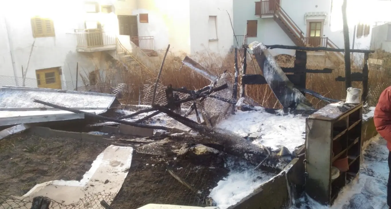 Legnaia distrutta dal rogo nel centro di Albiano