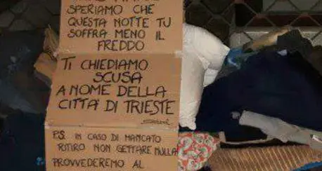 Getta la coperta del clochard nel cassonetto sbagliato Multa al vicesindaco leghista