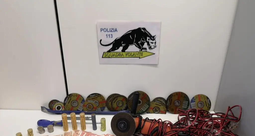 Colpo notturno alla farmacia Clarina Ma nella fuga i ladri perdono i soldi