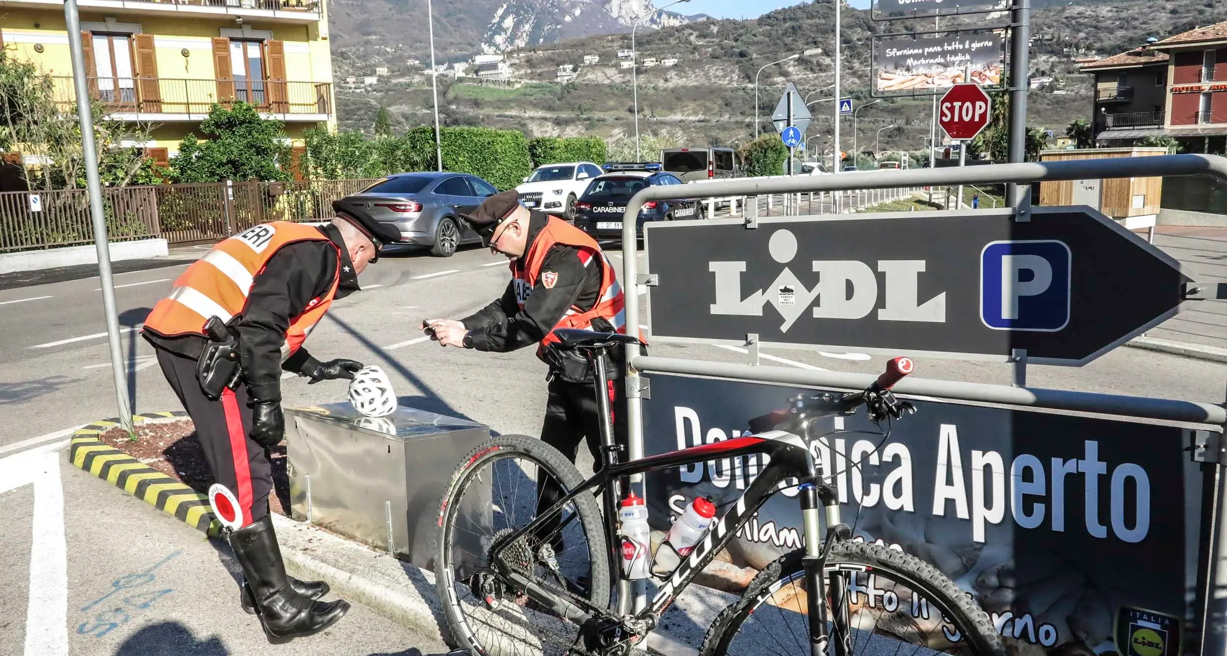 Ciclista tedesco si schianta contro un'auto in manovra: grave incidente al Linfano