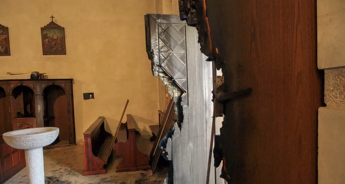 Rogo alla chiesa di San Rocco Anarchici: non siamo stati noi Ma plaudono al gesto