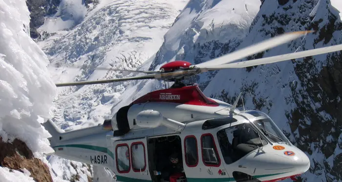 Precipita da un salto di roccia Snowboarder muore fuori pista