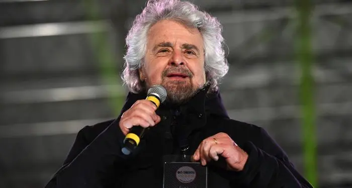 Beppe Grillo firma il patto pro vax lanciato da Burioni