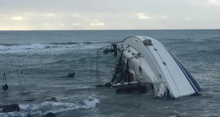 Sbarcano 51 migranti in Calabria, salvati dai cittadini