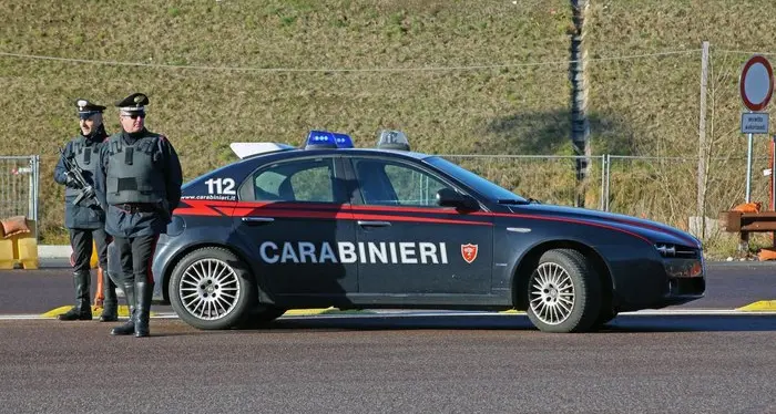 Insegue e blocca un’auto per la mancata precedenza mettendosi di traverso sulla strada: insulti e minacce a una donna, denunciato sessantenne in Val di Sole