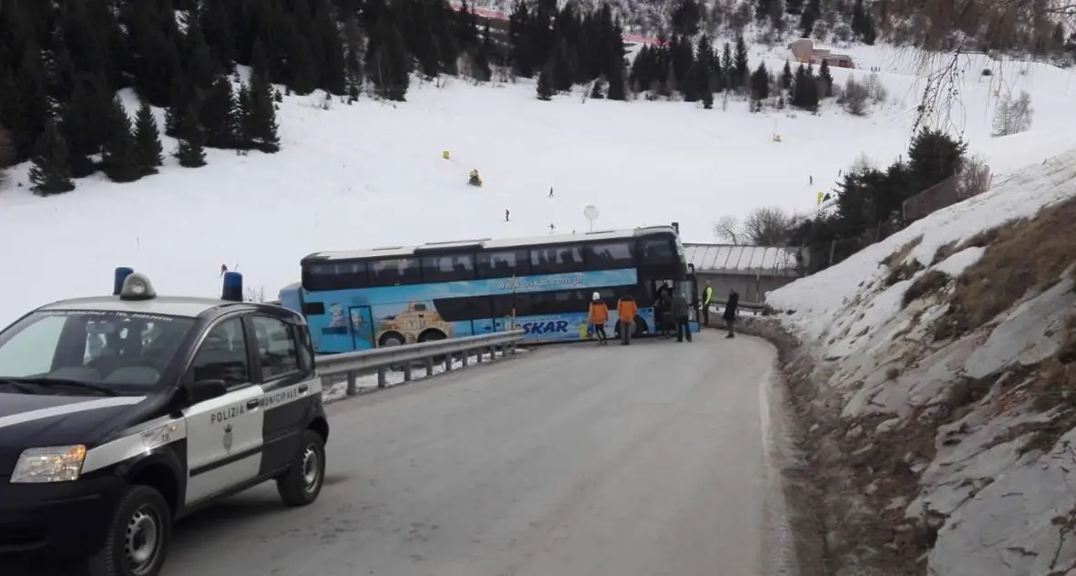 Pullman polacco incastrato sui tornanti del Monte Bondone