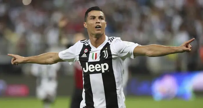 Ronaldo compie 34 anni, la Juventus lo festeggia