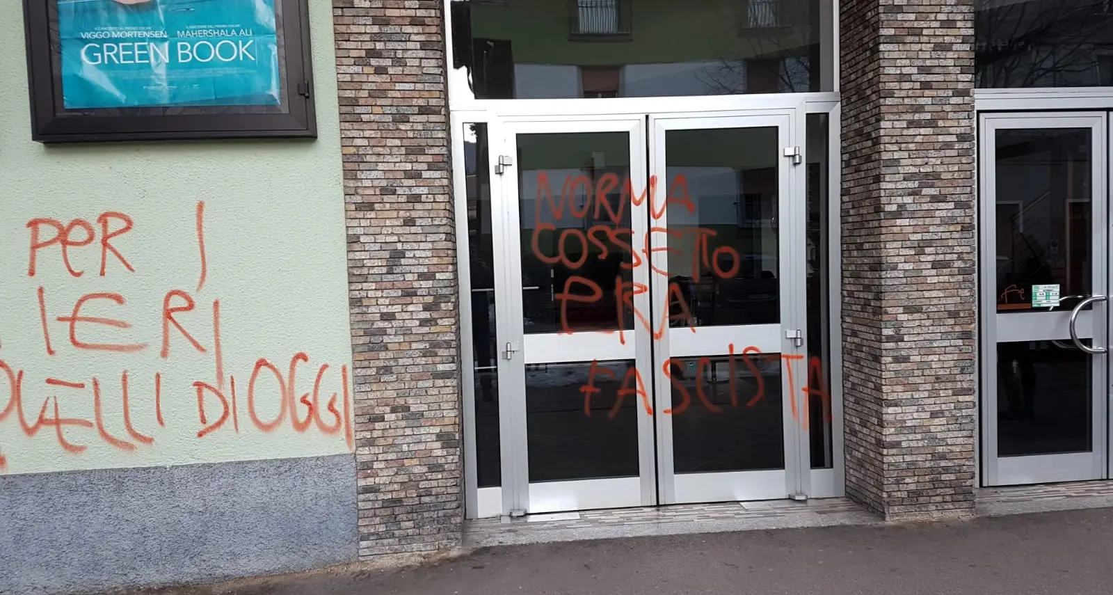 Scritte sulla facciata dell'Astra dopo la proiezione di Red Land