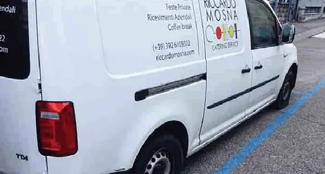 Problemi di parcheggio: tagliate le gomme del furgone