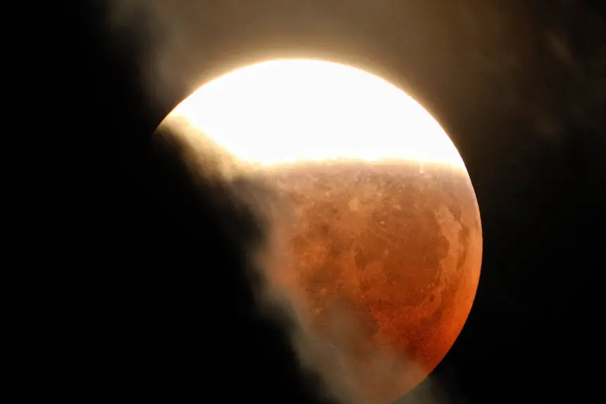 Torna la Luna Rossa